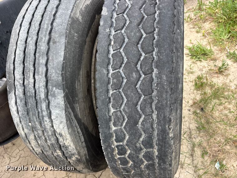 image for item ES8757 2001 Mack CH613 truck cab and chassis