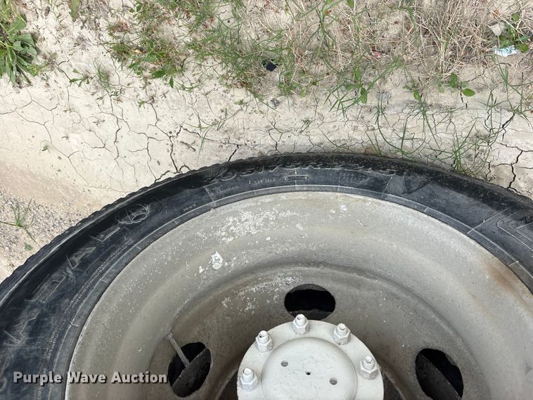 image for item ES8757 2001 Mack CH613 truck cab and chassis