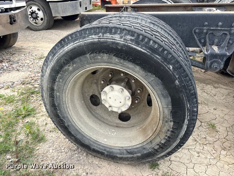 image for item ES8757 2001 Mack CH613 truck cab and chassis