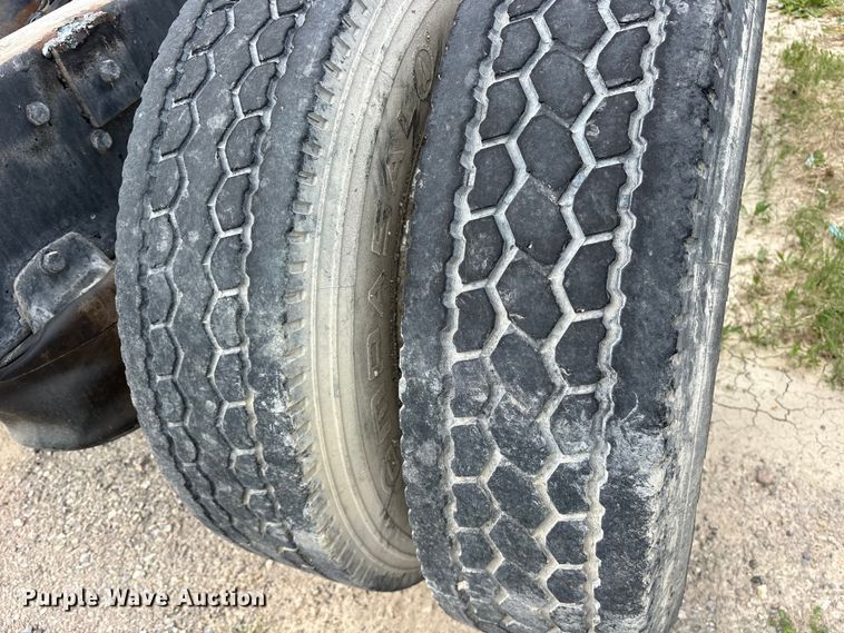 image for item ES8757 2001 Mack CH613 truck cab and chassis