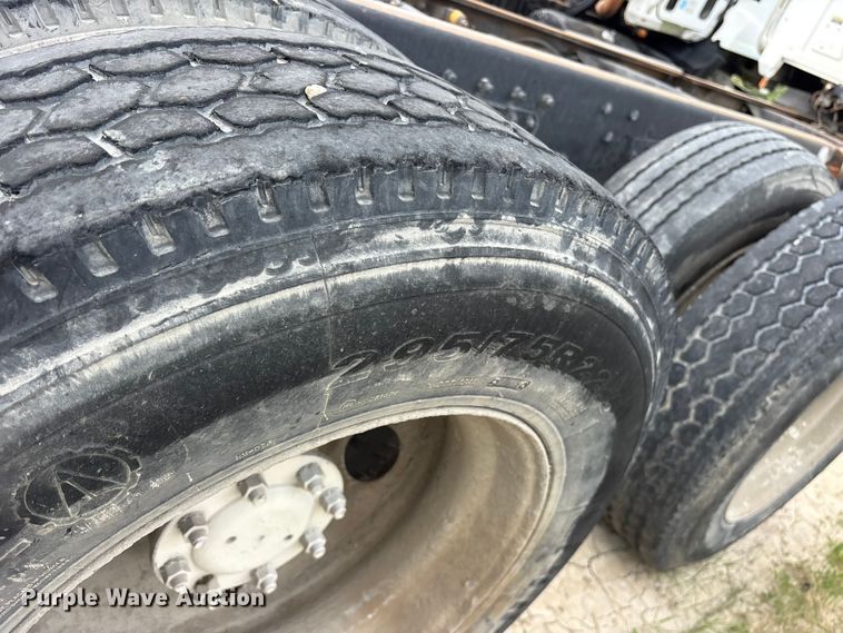 image for item ES8757 2001 Mack CH613 truck cab and chassis