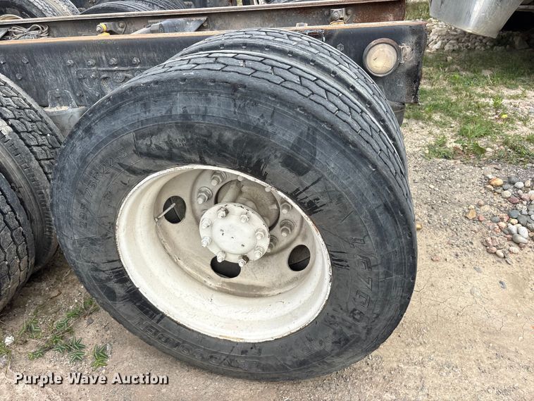 image for item ES8757 2001 Mack CH613 truck cab and chassis