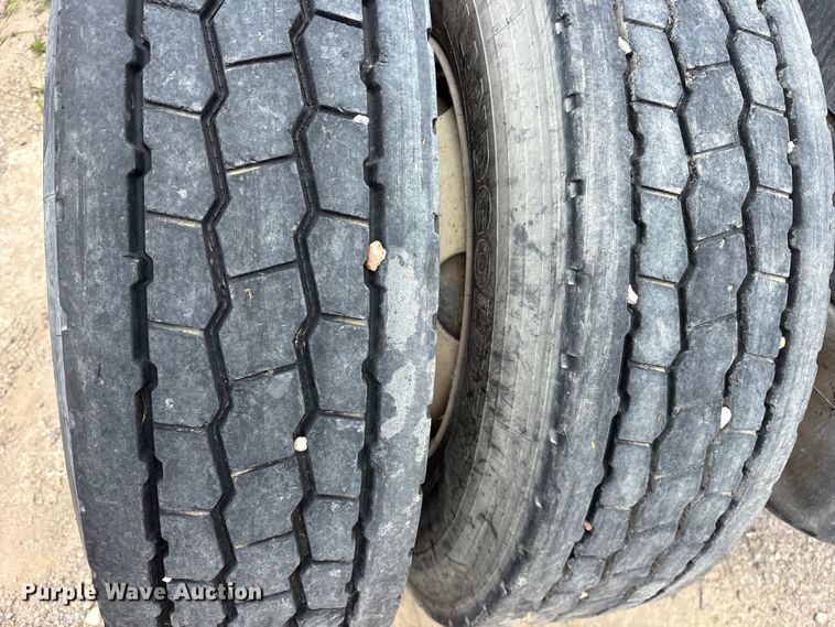 image for item ES8757 2001 Mack CH613 truck cab and chassis