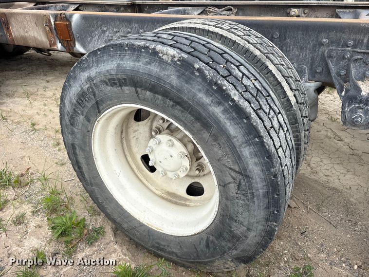 image for item ES8757 2001 Mack CH613 truck cab and chassis