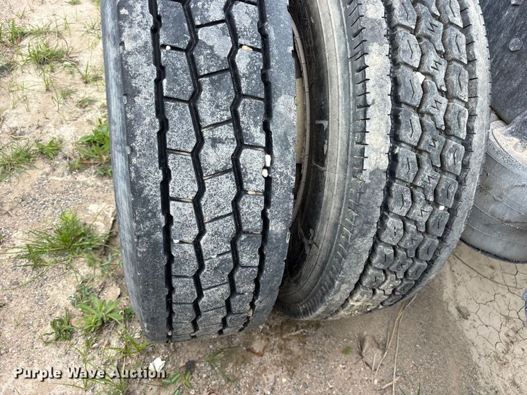 image for item ES8757 2001 Mack CH613 truck cab and chassis