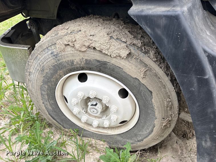 image for item ES8757 2001 Mack CH613 truck cab and chassis