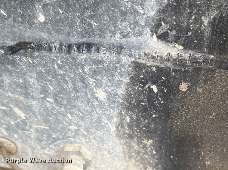 image for item ES8757 2001 Mack CH613 truck cab and chassis