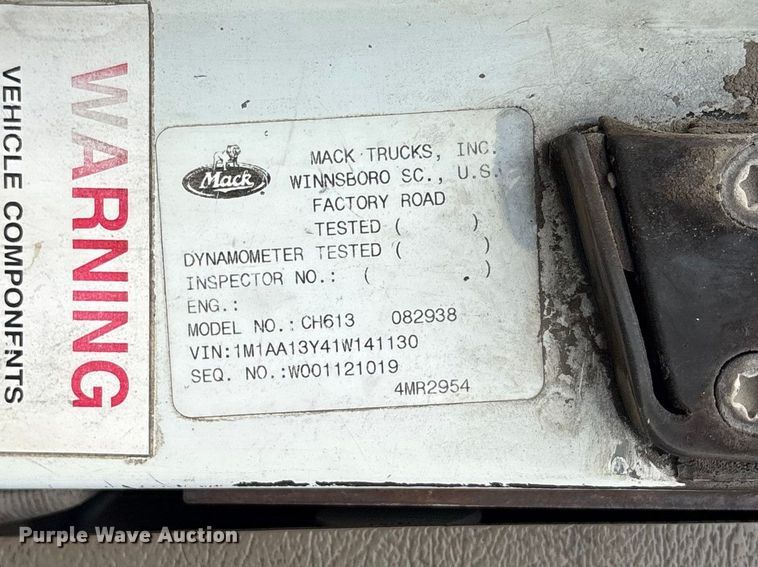 image for item ES8757 2001 Mack CH613 truck cab and chassis