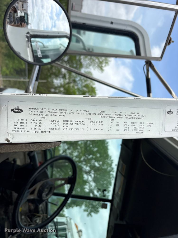 image for item ES8757 2001 Mack CH613 truck cab and chassis