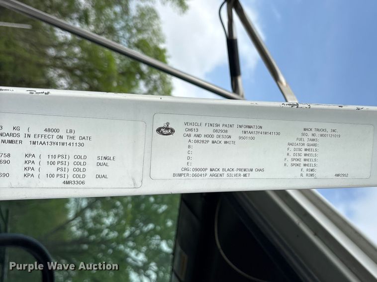 image for item ES8757 2001 Mack CH613 truck cab and chassis