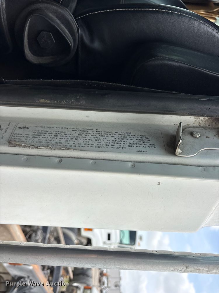 image for item ES8757 2001 Mack CH613 truck cab and chassis