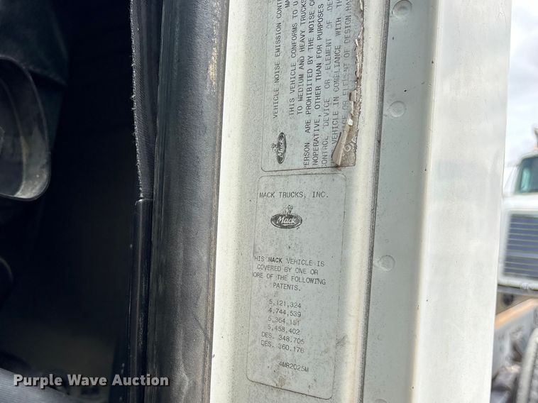 image for item ES8757 2001 Mack CH613 truck cab and chassis