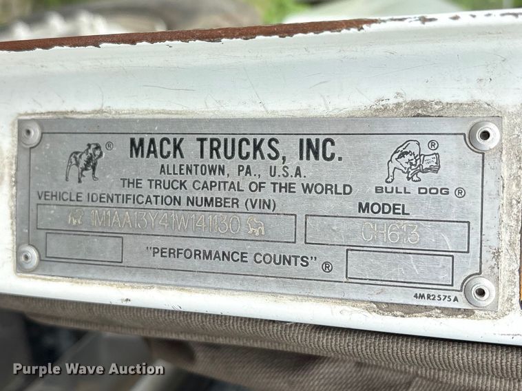 image for item ES8757 2001 Mack CH613 truck cab and chassis