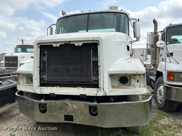 image for item ES8758 2001 Mack CH613 truck cab and chassis