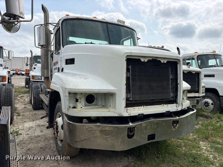 image for item ES8758 2001 Mack CH613 truck cab and chassis