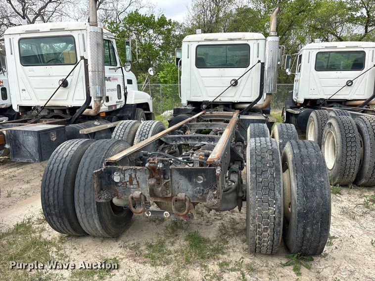 image for item ES8758 2001 Mack CH613 truck cab and chassis