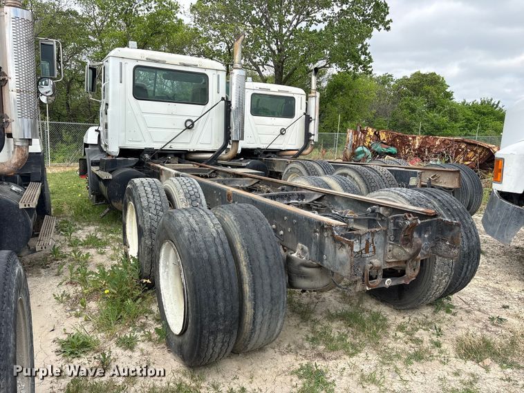 image for item ES8758 2001 Mack CH613 truck cab and chassis