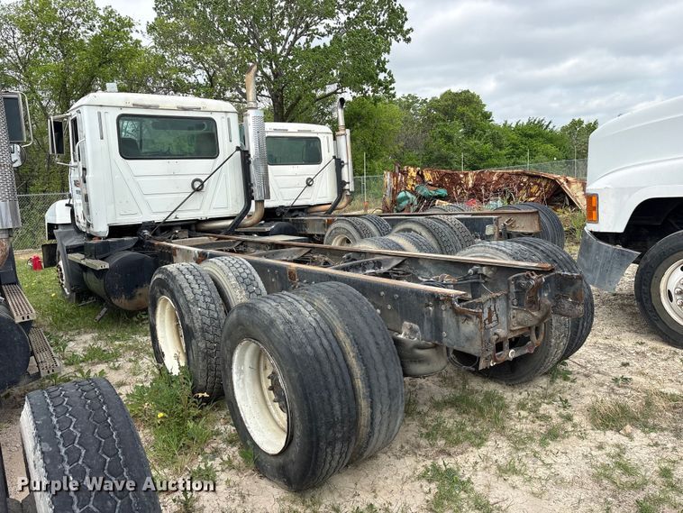 image for item ES8758 2001 Mack CH613 truck cab and chassis