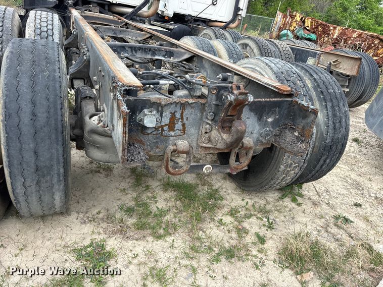 image for item ES8758 2001 Mack CH613 truck cab and chassis