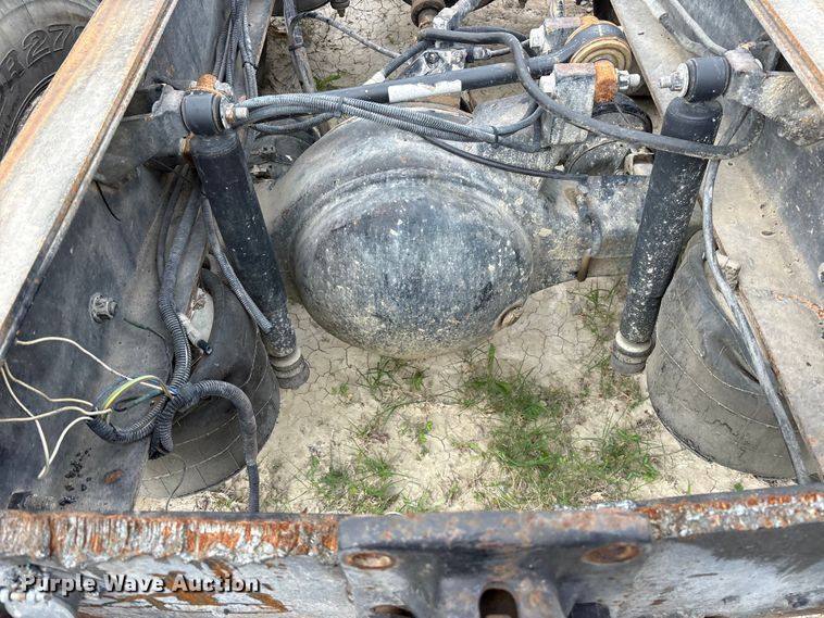 image for item ES8758 2001 Mack CH613 truck cab and chassis