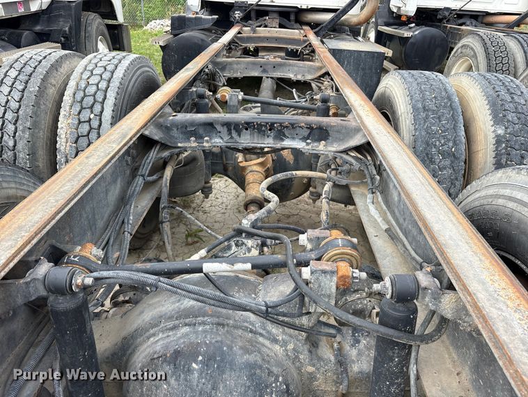 image for item ES8758 2001 Mack CH613 truck cab and chassis