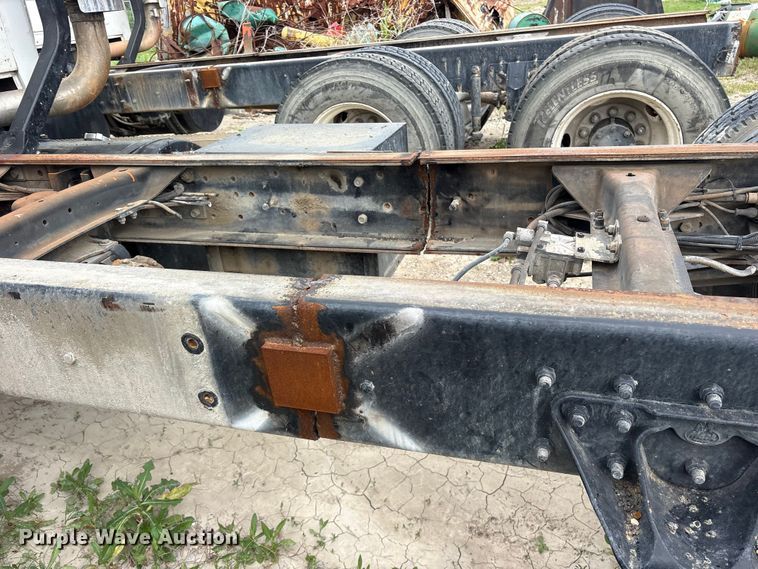 image for item ES8758 2001 Mack CH613 truck cab and chassis