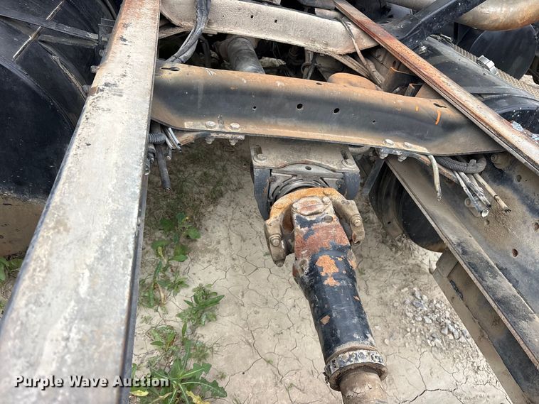 image for item ES8758 2001 Mack CH613 truck cab and chassis