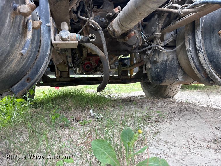 image for item ES8758 2001 Mack CH613 truck cab and chassis