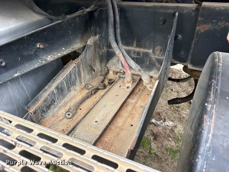 image for item ES8758 2001 Mack CH613 truck cab and chassis