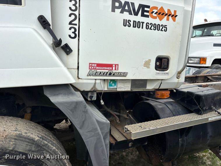 image for item ES8758 2001 Mack CH613 truck cab and chassis