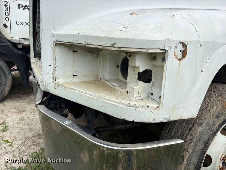 image for item ES8758 2001 Mack CH613 truck cab and chassis