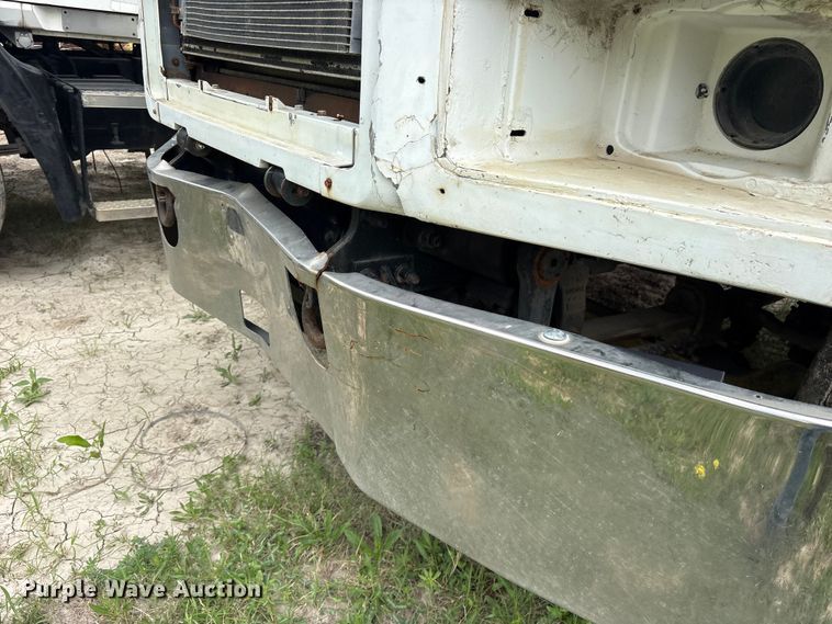 image for item ES8758 2001 Mack CH613 truck cab and chassis