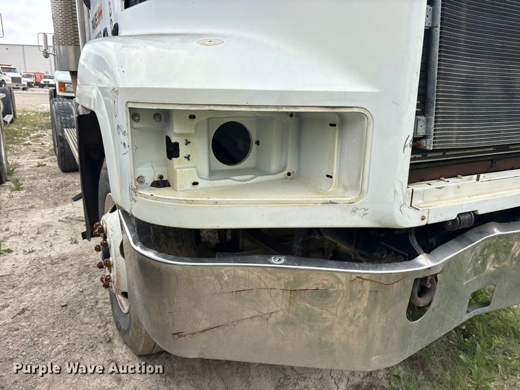 image for item ES8758 2001 Mack CH613 truck cab and chassis