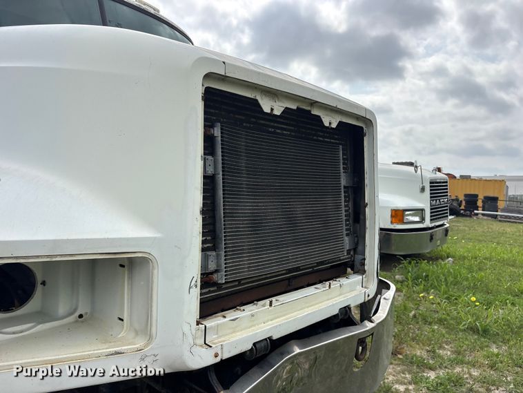 image for item ES8758 2001 Mack CH613 truck cab and chassis