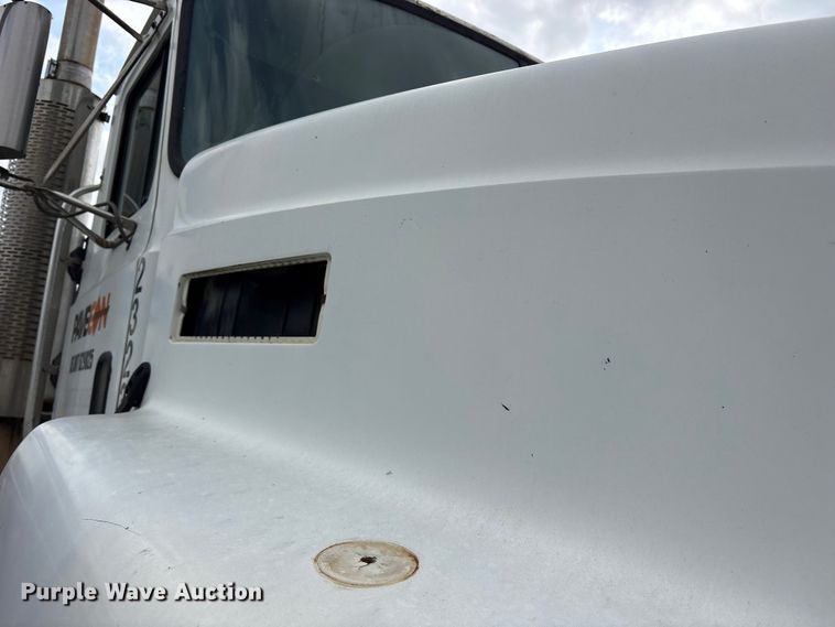 image for item ES8758 2001 Mack CH613 truck cab and chassis