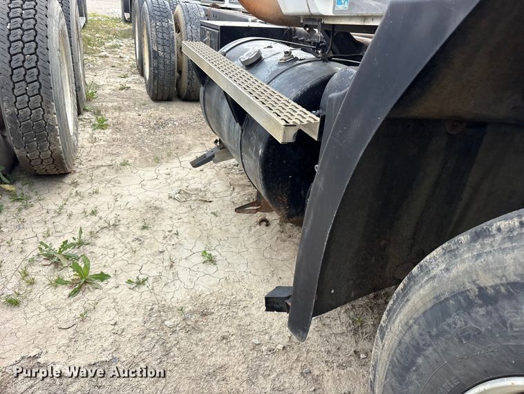 image for item ES8758 2001 Mack CH613 truck cab and chassis