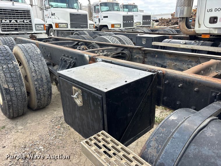 image for item ES8758 2001 Mack CH613 truck cab and chassis