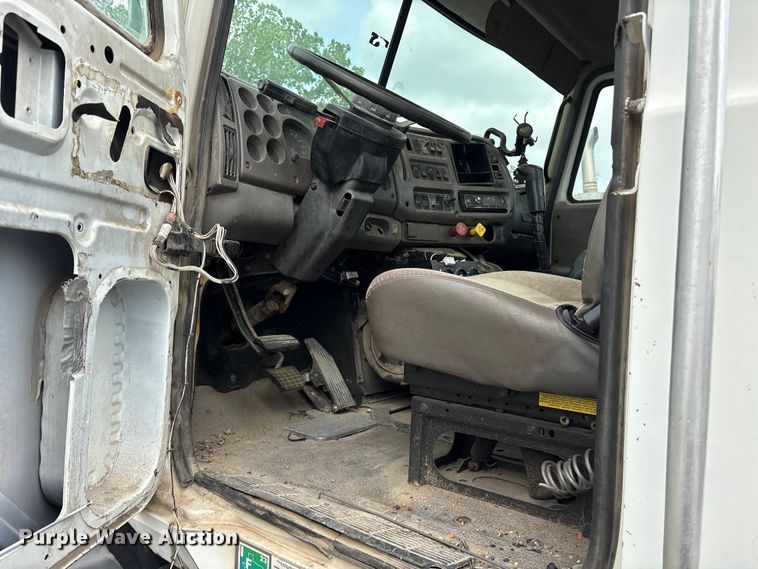 image for item ES8758 2001 Mack CH613 truck cab and chassis