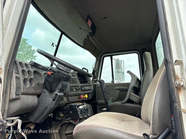 image for item ES8758 2001 Mack CH613 truck cab and chassis