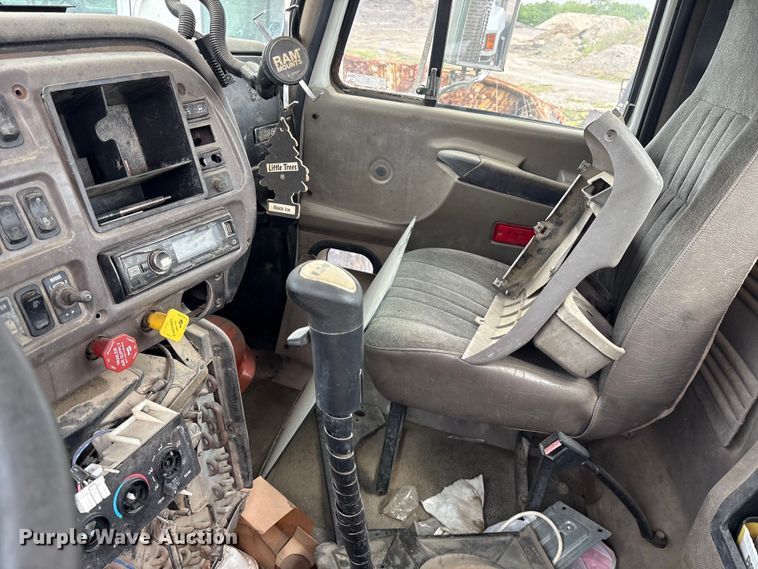 image for item ES8758 2001 Mack CH613 truck cab and chassis