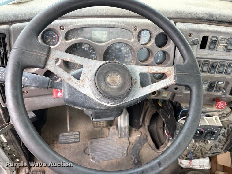 image for item ES8758 2001 Mack CH613 truck cab and chassis