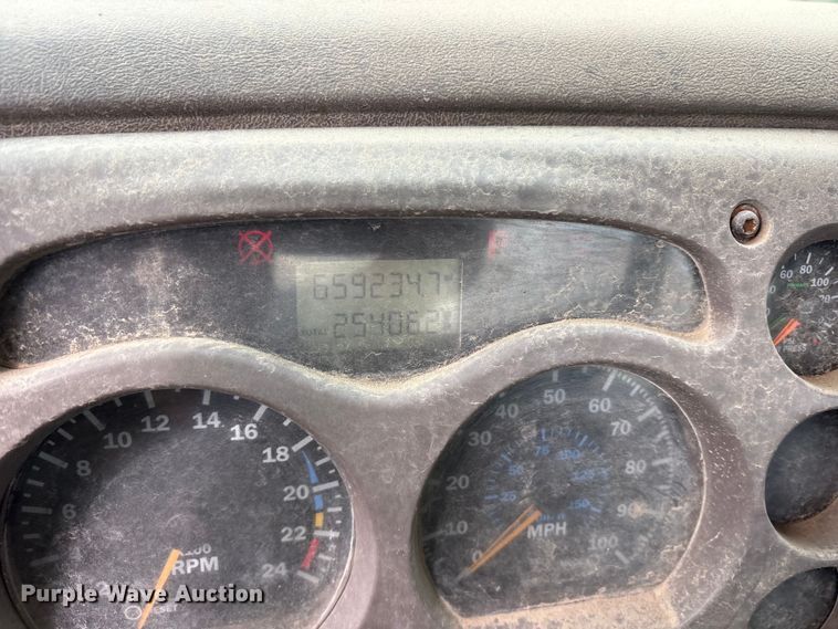 image for item ES8758 2001 Mack CH613 truck cab and chassis