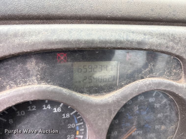 image for item ES8758 2001 Mack CH613 truck cab and chassis