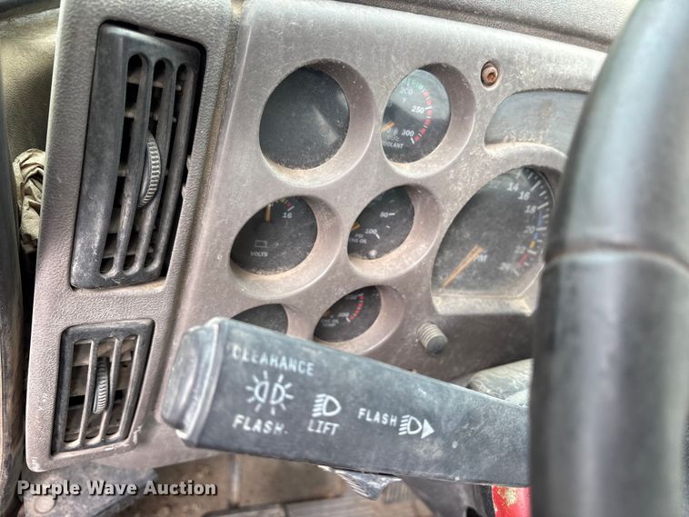 image for item ES8758 2001 Mack CH613 truck cab and chassis