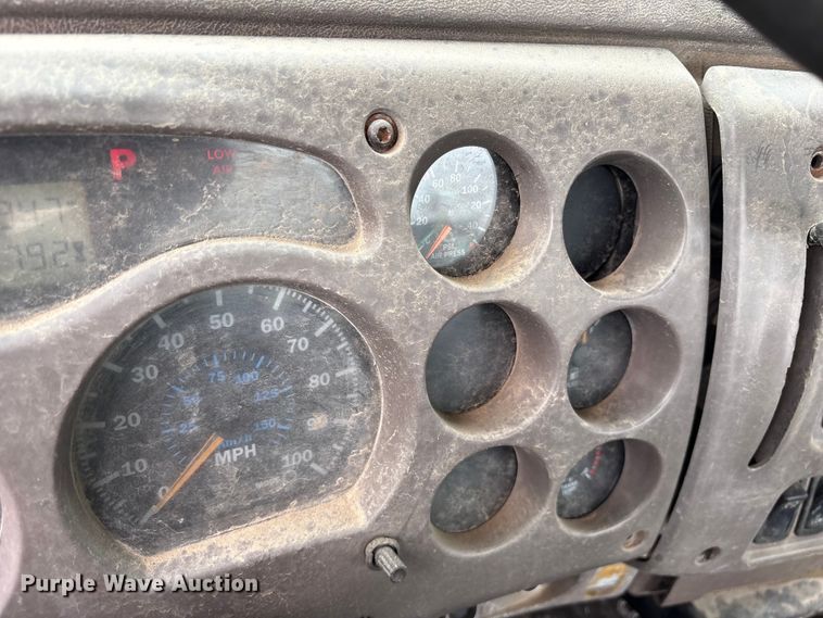 image for item ES8758 2001 Mack CH613 truck cab and chassis