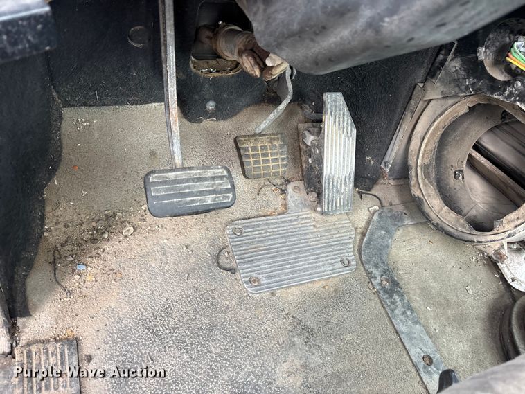 image for item ES8758 2001 Mack CH613 truck cab and chassis