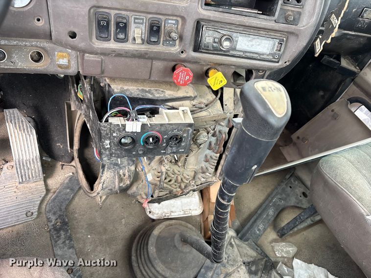 image for item ES8758 2001 Mack CH613 truck cab and chassis