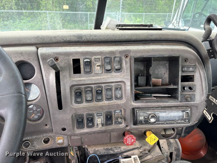 image for item ES8758 2001 Mack CH613 truck cab and chassis