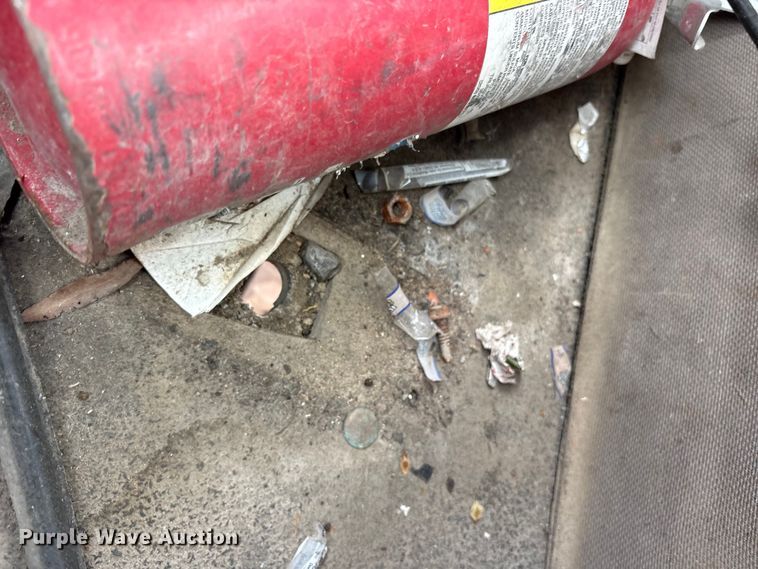 image for item ES8758 2001 Mack CH613 truck cab and chassis