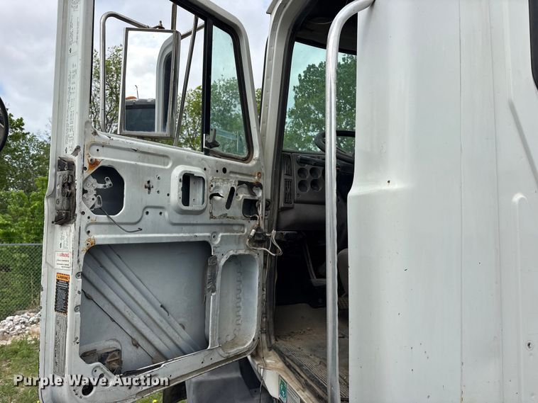 image for item ES8758 2001 Mack CH613 truck cab and chassis